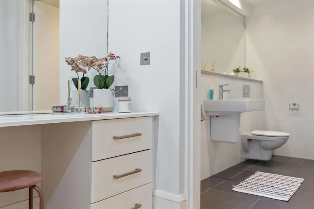 Free Parking - Luxury Penthouse Apartment Belfast