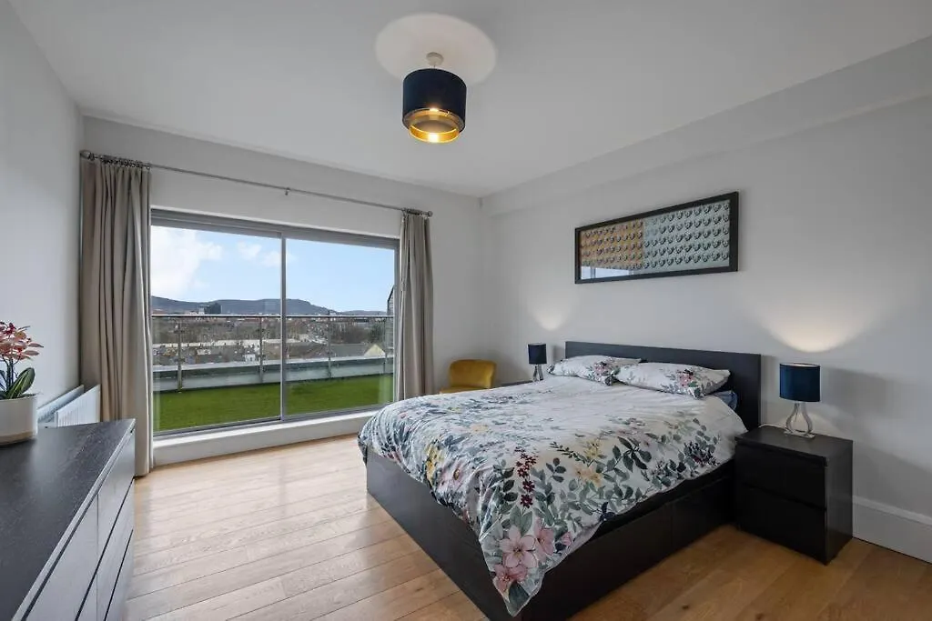 Free Parking - Luxury Penthouse Apartment Belfast